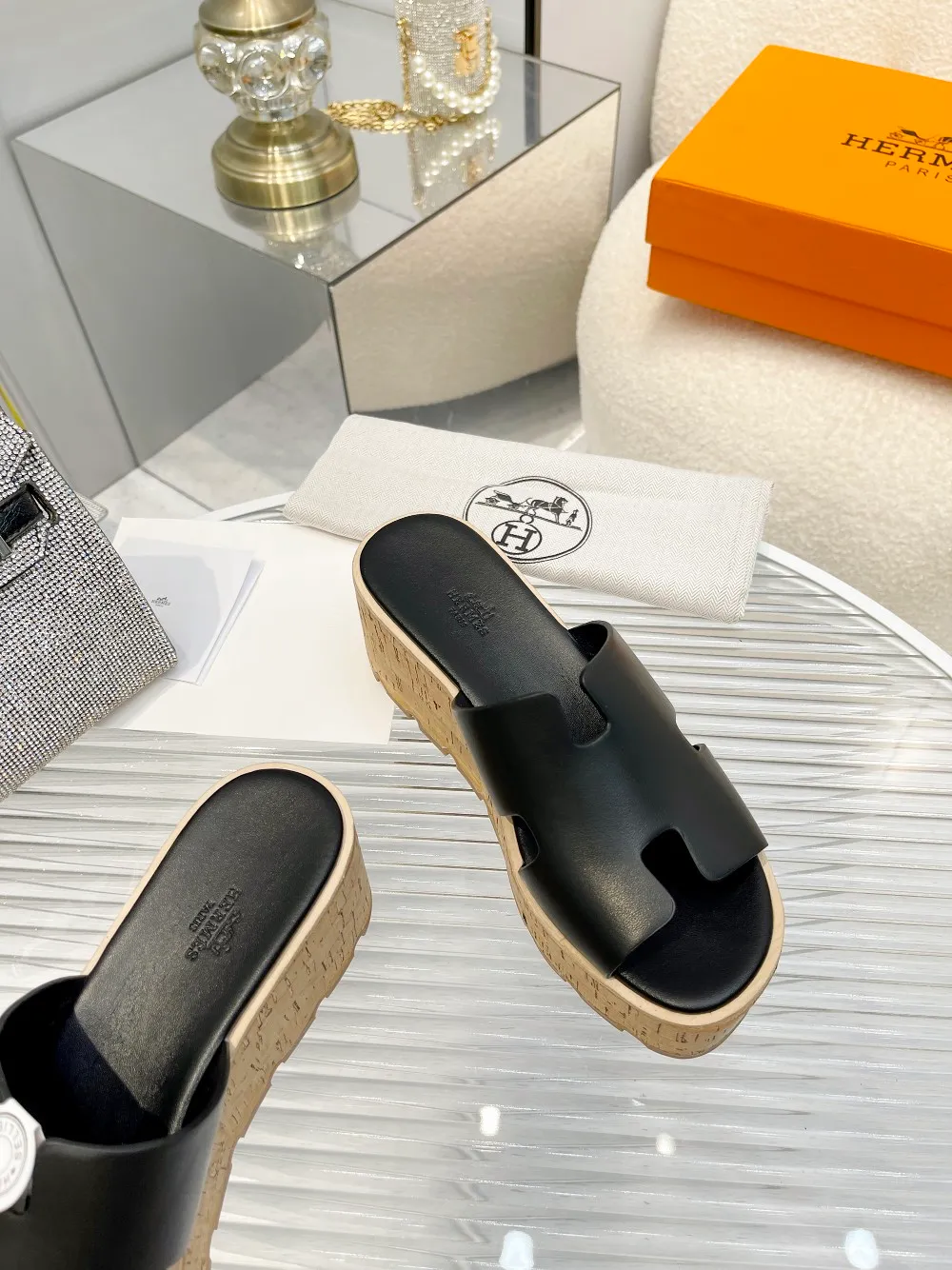 👟👟Ex-factory price 540👟👟 High version of the 2024 spring and summer new HERMES Hermès counter new style. The wedge-heeled Erjiu sandals and slippers, which have been extremely popular recently, are paired with various colorful socks. They are very trendy. Upper: cowhide. Outsole: technological imitation wood sole. Heel height: about 7cm. Size: Female 35-41 (40/41 non-refundable and non-exchangeable)